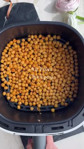 Crispy Air Fryer Chickpeas #airfryer #chickpeas #plantbased #fooddolls  Recipe  1 (15 ounce) can chickpeas (garbanzo beans) drained and rinsed 1 Tablespoon olive oil 1/2 teaspoon smoked paprika 1/2 teaspoon garlic powder 1/4 teaspoon onion powder Salt and pepper to taste Optional: pinch of cayenne for heat or a dash of cumin for earthiness Air fry at 380 degrees F for 10-12 minutes 