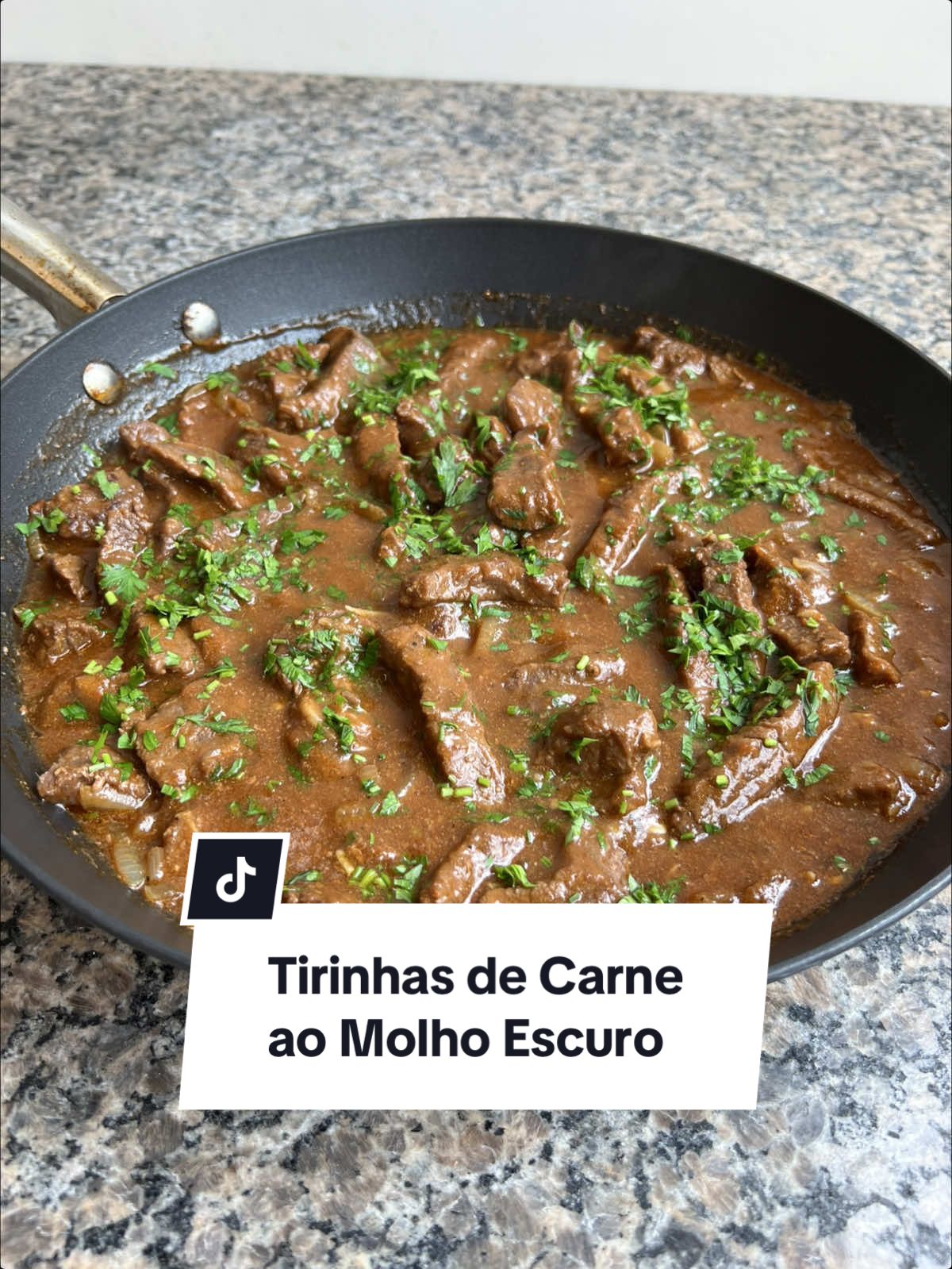 Tirinhas de Carne ao Molho Escuro 01 Kg Carne em Tiras; 01 Cebola; 05 Colheres (sopa) Shoyu; 05 Colheres (sopa) Molho de Tomate; 01 Colher (sopa) Farinha de Trigo; 03 Colheres (sopa) Óleo; 03 Dentes de Alho; 07 Pimentas Cumari; 01 Colher (café) Pimenta do Reino; 01 Colher (sopa) Sal; 1/2 Maço Cheiro Verde; #receitas #amo #amocozinhar #deliciasdaeleni 