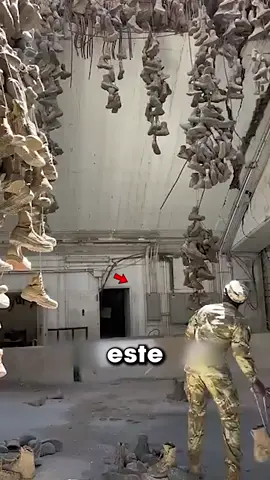 Este soldado lanza sus botas entre muchas otras, y aunque parece un juego, es una tradición con mucho significado. Cada bota tiene el nombre de un soldado y colgarlas marca el fin de una misión. Si quedan ahí, es la esperanza de no volver a ese lugar y poder regresar a casa con la familia. 🥾❤️ Un acto sencillo lleno de respeto y deseo de paz. #TradicionesMilitares #RespetoYHonor #FinalDeMision #Soldados #Esperanza #RegresoACasa #HistoriasReales #datoraro #rexoarmy #rexo  Disclaimer:This information is taken from the internet which may or may not be true we do not want to spread any fake news. The content provided by this channel is meant for EDUCATIONAL PURPOSE only. Copyright Disclaimer:- Under section 107 of copyright Act 1976, allowance is made for FAIR USE for purpose such a criticism, comment, news reporting, teaching, scholarship and research. Fair use is as permitted by copyright statues that might otherwise be infringing. Non-profit, educational or personal use tips the balance in favor of FAIR USE.