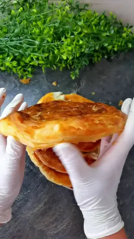#erinnerung  Слоистые лепёшки, просто и вкусно Это просто такая вкуснятина, что даже не описать словами, это надо пробовать🥰 Буду рада вашим комментариям и 💓 🌺 400 мл тёплая вода 🌺 1 чл сахар 🌺 7 г дрожжи 🌺 1-2 чл соль 🌺 1 ст л растительного масла 🌺 +/- 800 г мука Для смазки: 🌺 150 г сл масло 🌺 5 ст л майонез 🌺 1 шт яйцо для смазки 🔻 В тёплую воду добавляем сахар, соль, дрожжи, растительное масло, муку и замешиваем тесто. 🔻Ставим на расстойку в тёплое место на 1,5 часа. 🔻Смешиваем масло комнатной температуры и майонез. 🔻 Тесто делим на 4- 5  частей, каждую лепёшку тонко разминаем рукой, смазываем маслом и майонезом, формируем как на видео, верх смазываем маслом и желтком. 🔻Выпекаем при 180° 20 минут Приятного Аппетита! #рецептыSvetik, #слоистыелепешки, #домашняявыпечка, #рецептнамиллион, #идеидляужина, #идеидляобеда, #хлебсвоимируками, #рецептыдлявсейсемьи, #вкусноипросто, #рецептынакаждыйдень, #быстраявыпечка, #простыерецепты 
