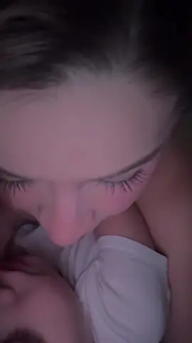 Ayer le empecé a decir cosas bonitas cuando estaba dormido y empezó a sonreír así…😍🥹 lloré 