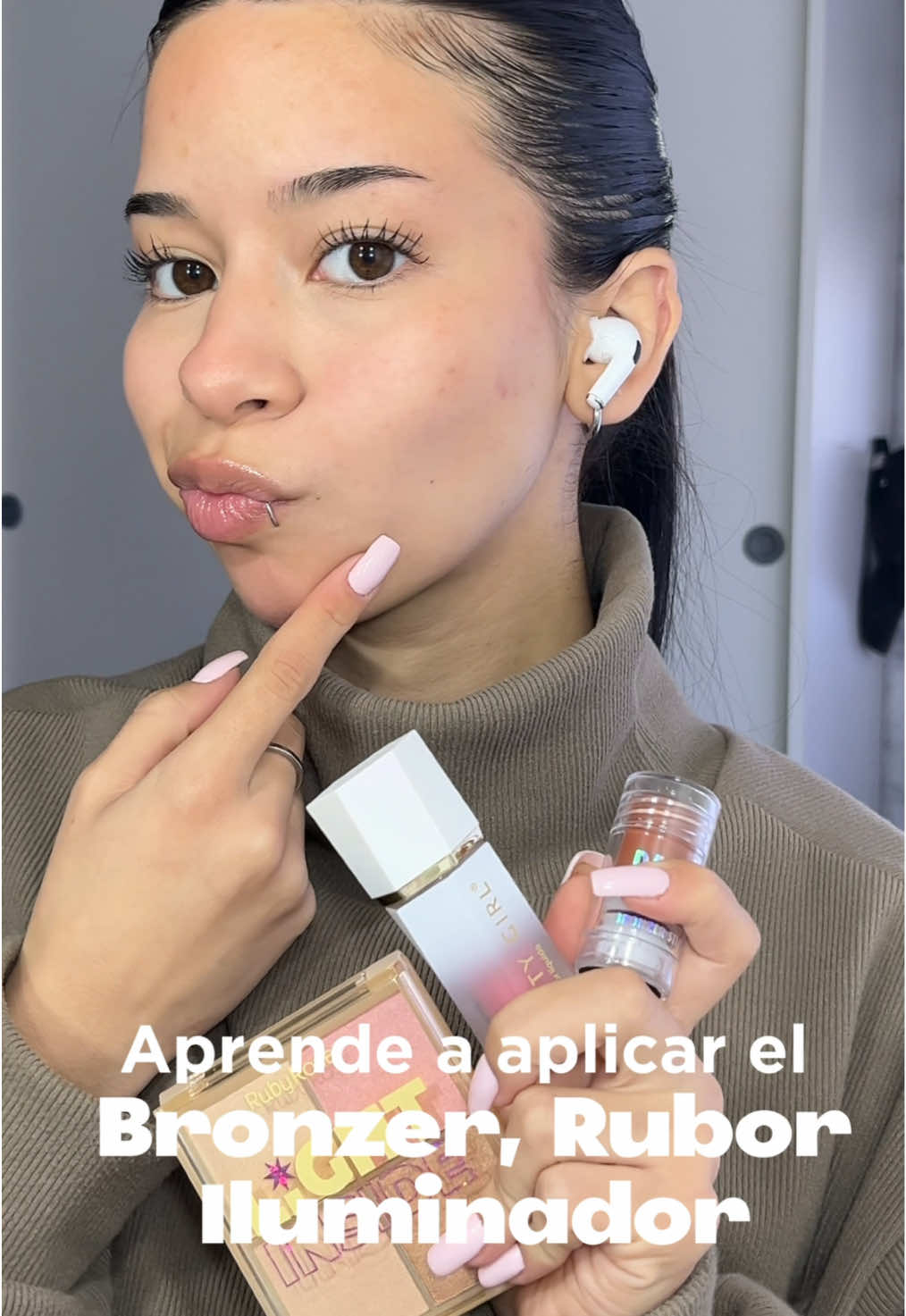 COMO APLICAR BRONZER, RUBOR Y ILUMINADOR ✨ Les dejo una guía súper rápida y fácil para que aprendan a aplicar estos tres productos en menos de un minuto.  La base del makeup es fundamental por lo que saber aplicar estos tres productos hace un cambio increíble!  Pruébenlo y cuéntenme qué opinan! Cómo aplican ustedes estos productos? Productos de mi emprendimiento de makeup @KALA Store | Maquillaje 💄  #MakeupRoutine #makeuptut #everydaymakeup #cleangirlmakeup #maquillajenatural #rutinademaquillaje #maquillajeparaprincipiantes #maquillajebasico #maquillajeparalaescuela #grwm #tipsforgirls #makeuphacks #tipsdebelleza #tipsdemaquillaje #labiosgrandes #pestañaslargas #mascarahacks #mascaradepestañas #trucosdemaquillaje  #creatorsearchinsights 