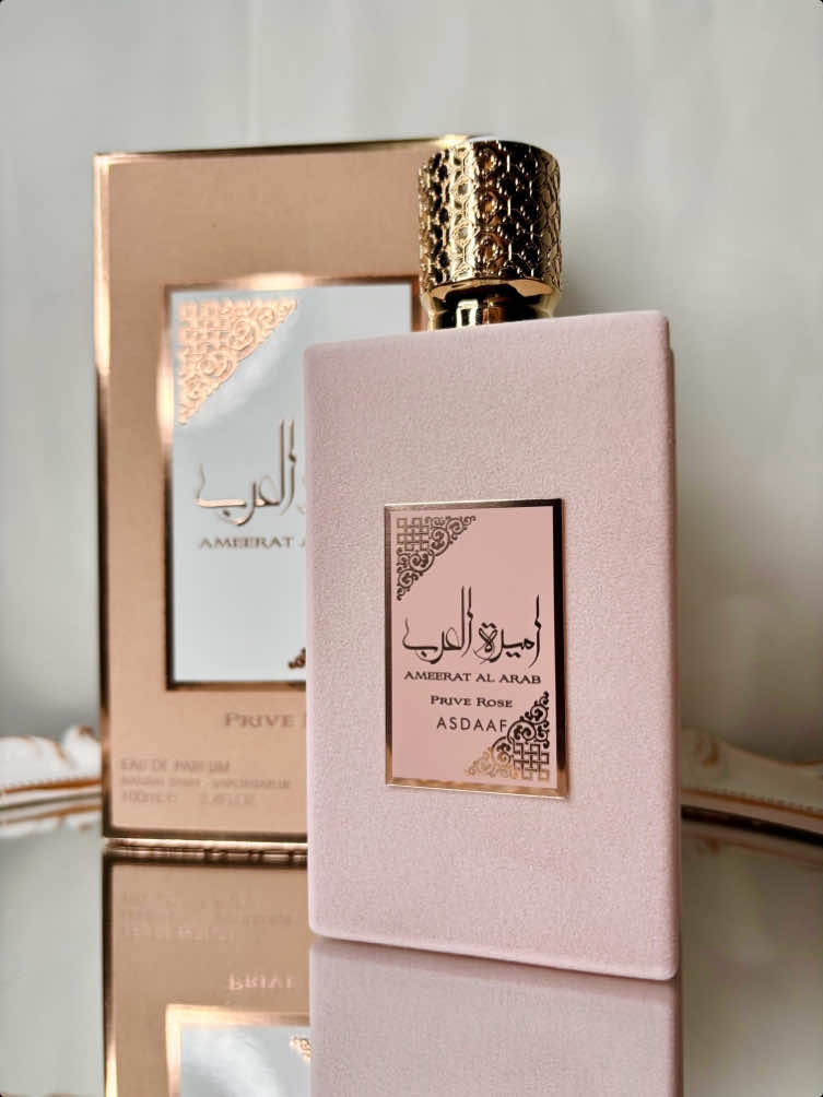 ✨ Ameerat Al Arab Prive Rose ✨ O verdadeiro cheiro de princesa 👑 — aquele que exala elegância, luxo e poder em cada borrifada! Essa fragrância floral oriental é imponente, chique e extremamente marcante, feita pra quem gosta de ser notada e colecionar elogios 😍. É daquelas que chegam antes de você e continuam no ar mesmo depois que você sai 💫 🌸 Notas de saída: Rosa, flor de laranjeira e bergamota — um começo luminoso, feminino e sofisticado, com o frescor cítrico equilibrando o floral romântico. 💐 Notas de coração: Jasmim, tuberosa e baunilha suave — onde o perfume floresce com intensidade, trazendo um toque envolvente, sensual e encantador. 🌿 Notas de fundo: Âmbar, almíscar branco e madeiras suaves — uma base cremosa e refinada, que garante fixação poderosa e um rastro inesquecível. 💖 Se você ama perfumes que te fazem sentir segura, feminina e inesquecível, o Prive Rose é a sua escolha perfeita. Um verdadeiro luxo em forma de fragrância! #perfume #perfumearabe #perfumesimportados #perfumes #viral 