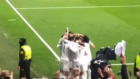 آهخ على تلك الأيام التي مضت… عندما كان البرنابيو يهتز بصوتٍ واحد suu هناك على أرض مدريد كان يقف رجل واحد لا يهتف باسمه الجمهور فقط بل تهتز له المدرجات. كريستيانو رونالدو الرمز،الأسطورة،الهدّاف الذي لا يُكرَّر. اشتقنا لتلك اللحظات اشتقنا لزئير البرنابيو حين يصرخ ب suu. #realmadrid#cristianoronaldo#explore#cupcut#fyp#cr7 