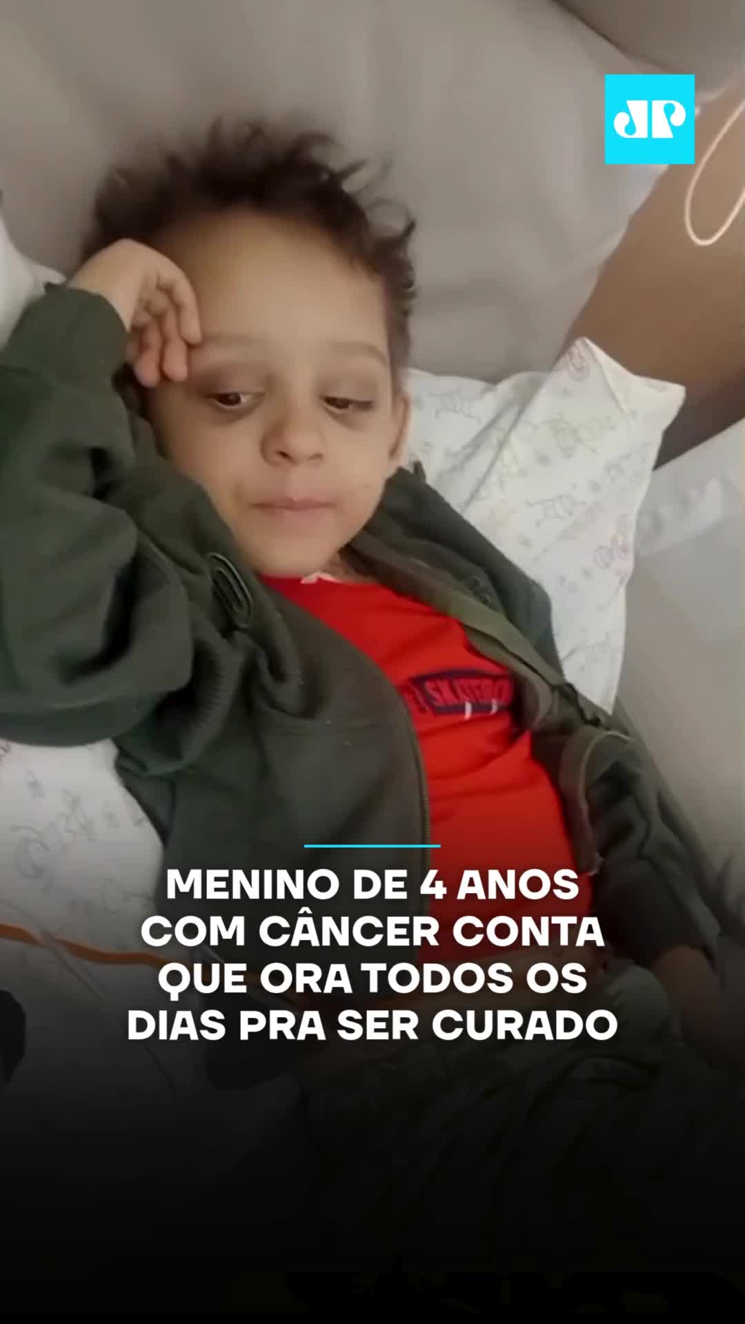Um vídeo do pequeno Samuel, de apenas 4 anos, tem mobilizado internautas de todo o Brasil. No registro, o menino conta que ora com fé pela própria cura: “Eu oro todo dia pra Jesus me curar e eu voltar pra casa”. Desde 2023, Samuel luta contra um tipo raro e agressivo de câncer: o neuroblastoma. A doença já se espalhou pelos ossos, medula, rim e até pelos dois olhos. Ele chegou a realizar dois ciclos de quimioterapia no Hospital de Amor Infantojuvenil, em Barretos (SP), mas foi desenganado pela equipe médica e enviado de volta a Rondônia, sua terra natal, para cuidados paliativos. Sem aceitar a sentença, a mãe do garoto, Thaís Campos, decidiu tentar o impossível. Sem recursos financeiros, cruzou o país com o filho nos braços em busca de uma nova chance — e conseguiu uma vaga no Hospital GRAACC, em São Paulo, onde Samuel voltou a ter esperança de tratamento. Agora, mãe e filho enfrentam uma nova batalha: Thaís ainda precisa lidar com os custos de alimentação, transporte e medicamentos, além de cuidar à distância de dois filhos — um deles com autismo. Para seguir em São Paulo e garantir a continuidade do tratamento, a família criou uma vaquinha. 🎥Reprodução: Instagram/thais__.campos | myhoodbr 📺 Confira na JP News e Panflix #JovemPanEntretenimento #Criança #Orando