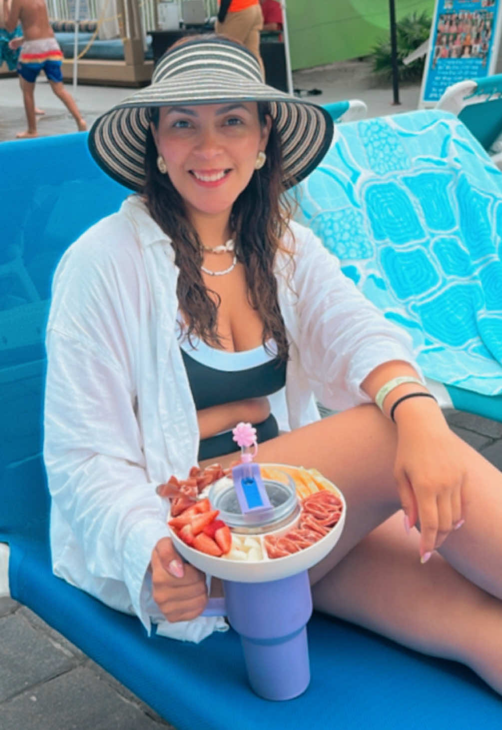 Un vinito, una tablita y el mar… No necesito más, todo en un solo vaso 💁🏻‍♀️🍷🧀 #BeachHack #StanleyLife #winetiktok🍷 #beachvibes #conheileen 