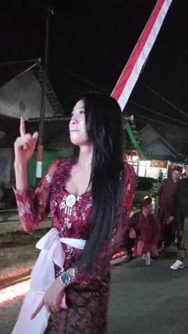 asyikin aja😅 @ayuprisilla_2 #dancersoftiktok #lewatberandafyp #karnaval2025 #trending #viraltiktok #soundsystemjawatimur #fyp 