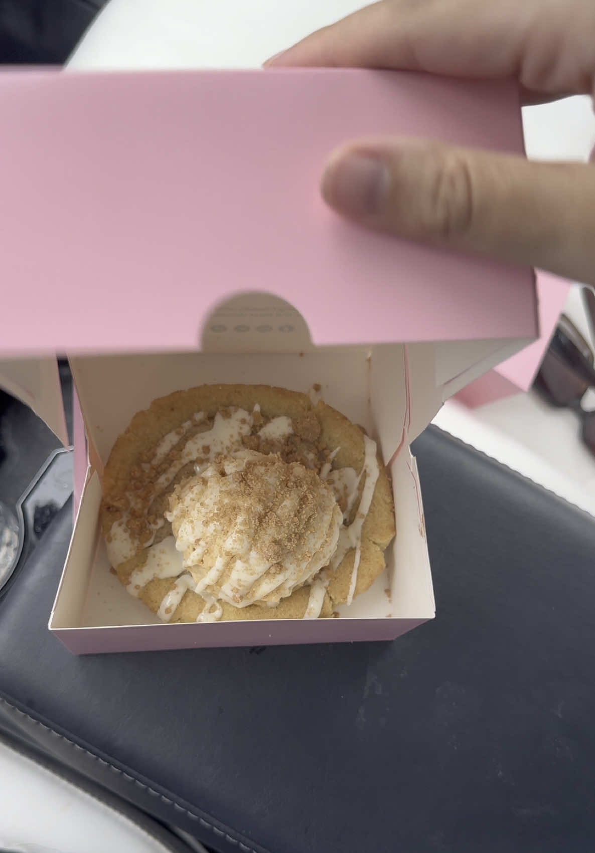 i crave crumbl once every week and i could not say no to this snickerdoodle skillet 🤤🍪 @Crumbl #crumblecookie #crumblecookiereview #crumblsnickerdoodle #vanderpumprules 