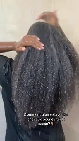 Leu wap lave chevew ou supoze fokis sou kwi chevew , fo kwi chevew byen netwaye pou yo pouse en santé  Kite nou akonpanyew nan routine pou chevew  #ayisyentiktok🇭🇹 #cheveux #cheveuxnaturels #cheveuxlong #cheveuxcrepus #haitiantiktok🇭🇹 #contentcreator 