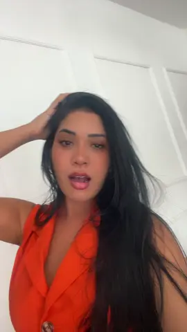 Ela faz a dancinha minimalista dela 
