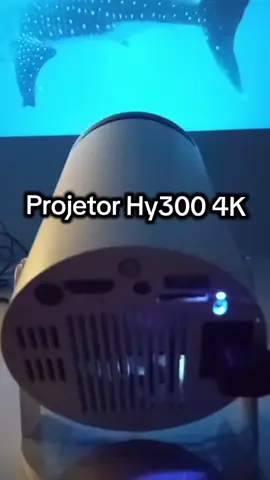 Projetor Hy300 4K, compacto, moderno e potente, vem com alto-falante embutido e Android. Entra no carrinho laranja e saiba mais!