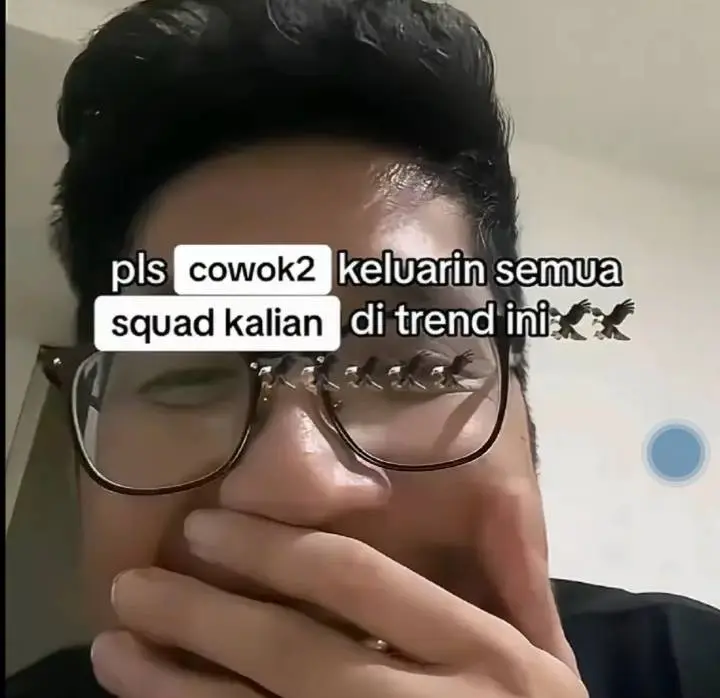 ko lucu rasanya saat membaca ulang chat kita dulu. betapa mudahnya aku tersenyum dengan beberapa kata yang kamu ketik. dan betapa mudahnya aku tertawa dengan candaanmu yang aneh, setelah mengenalmu, baru aku sadari kalau bahagia merupakan perkara yang mudah. karena bahagia ada di-tangan dan kuasa kita sebagai seorang manusia. saat aku mengenang kisah kita dahulu, rasanya ada hal yang kurang sebab hadirmu samar-samar terasa. singkatnya, bila dengan memikirkannya membuatmu menitikkan air mata, maka kamu masih mencintainya dan dia masih segalanya. sayangnya semesta meminta kita untuk berpisah. dimana buku kita harus berhenti untuk di-tulis lalu di-simpan untuk selama-lamanya. kepergianmu benar-benar menyisakan lubang yang begitu dalam, yang tak akan pernah penuh walau di-isi hal sebanyak apapun. karena seribu orang datang tidak akan semeriah kehadiranmu. karena seribu orang pergi tidak akan semenyakitkan kerpergianmu. hidupku masih berputar dengan dirimu sebagai pusatnya. karena dirimu bagaikan kepingan terakhir dalam hidupku yang hilang. dan kenyataan bahwa dirimu itu tidak tergantikan#fc25 #masukberanda #ovr110 #foryoupage #anakfcmobile🔥🗿 #viraltiktok 