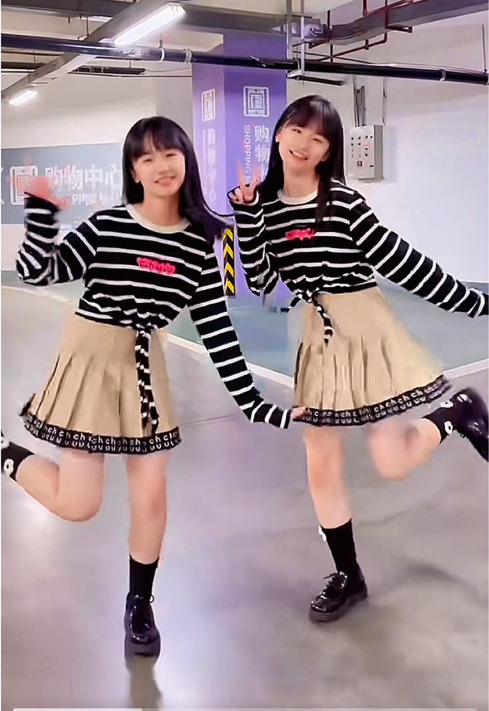 Happy Saturday! Have a good weekend everyone #一一丫丫 #抖音爸爸別限我流 #快手音乐人 #双胞胎姐妹 #influencers #dancers #actors #douyinfanpage #twinsisters #fanpage 