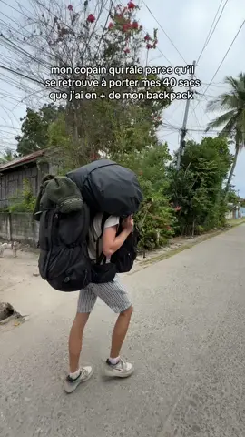 sinon je ne marchais pas assez vite askip… un back pack pour des températures d’hiver et d’été c’est dur aussi 🫠 #princesstreatment #couplegoal #backpack #backpacking #asia #roadtrip #philippines #oslob 