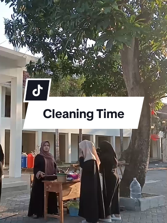 Kegiatan bersih-bersih  oleh pengurus pesantren Banat setiap setelah jadwal kunjungan santri supaya lingkungan tetap terjaga kebersihannya 🥰 Oleh karena itu himbauan kepada wali santri yang menjenguk santri diharapkan untuk selalu membuang sampah ditempatnya yaa🙏🏻🥰 #pesantren #bustanululum #ppbubanat #pondukmloko #beranda 