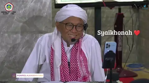 العلم حرب للفتى المتعالي # كالسيل حرب للمكان العالي Ilmu itu menjadi musuh bagi pemuda yang sombong, Seperti air bah yang menjadi musuh bagi tempat yang tinggi. Penjelasan: Syair ini menggunakan tasybih (perumpamaan) yang indah untuk menggambarkan hubungan antara ilmu dan kesombongan. العلمُ حربٌ للفَتَى المُتَعَالِي (Ilmu itu menjadi musuh bagi pemuda yang sombong): Maksudnya, orang yang sombong, merasa paling pintar, tinggi hati, atau tidak mau belajar dari orang lain — tidak akan mendapatkan ilmu. Bahkan, ilmu akan menjauhinya. Seolah-olah ilmu itu 