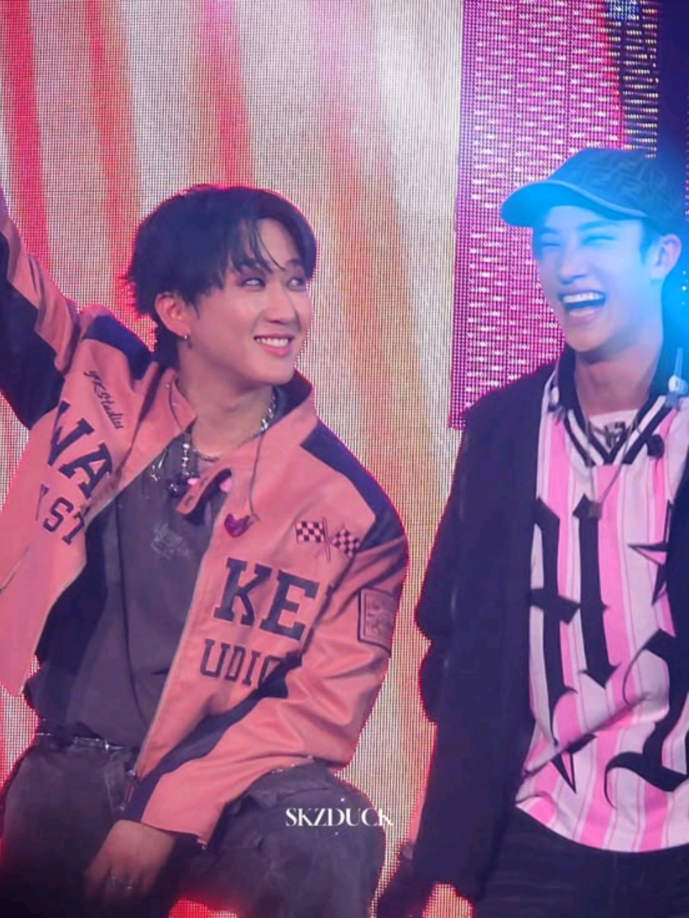 Changbin estaba nervioso y Chan decidió apoyarlo. Definitivamente se aman como grupo 😭💗 #straykids #skz #stay #changbin #bangchan #binchan #ship #Love #cute #concert #dominatetour #clips #fyp 