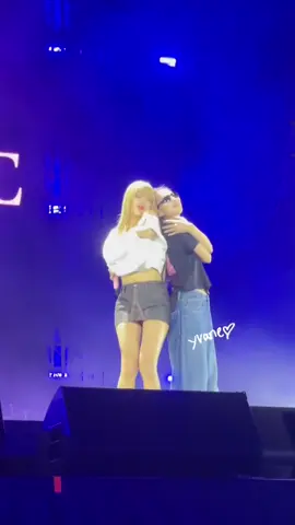 Ahhh #JENLISA #LISA #JENNIE #BLACKPINK_DEADLINE #BLACKPINK #BLACKPINK_IN_PARIS_D1 #DEADLINE_IN_PARIS #DEADLINETOUR_PARIS 