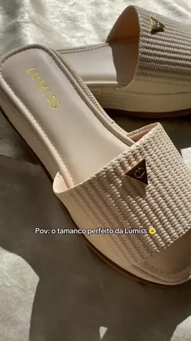 ✨ Tamanco Lumiss: o toque de sofisticação que seu look merece! Leve, elegante e atemporal — combina com tudo e vai do casual ao chic com perfeição. 💛 Porque conforto e estilo caminham juntos! #TamancoLumiss #VitrineDaVê #LookDoDia #EstiloComConforto #shopeeafiliados 