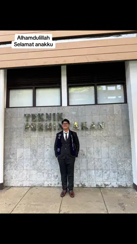 Alhamdulillah..Well done..selamat atas gelar Sarjana Tekniknya❤️ Rasanya baru kemarin nganterin Reno masuk kuliah, ngga terasa hari ini Reno bisa menyelesaikan kuliah dengan baik, tepat waktu, semua proses belajar dan kerja kerasmu akhirnya terbayar dengan bahagia..semoga ilmunya bermanfaat, satu langkah yang sangat penting dalam hidupmu sudah kamu lalui, sukses buat apa yang Reno cita-citakan..Aamiin🤲 Papa dan Mama proud of you❤️ #hairekk #fttm #itb #teknik #