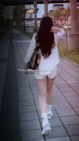 Trưởng thành mấy cũng vẫn cần vòng tay Anh ôm