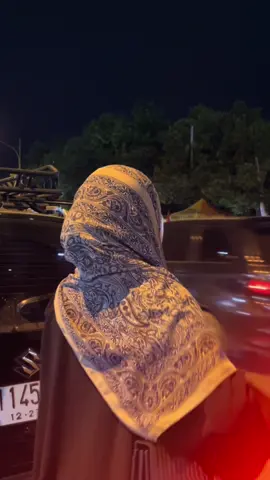 ✨ Pasmina Turki Motif ala Turki tapi syar’i banget! Lagi di makam Sunan Bonang, tetap tampil anggun & adem dengan pashmina motif yang ringan, jatuh, dan anti gerah! Cocok buat ziarah, kondangan, ngonten, sampai ngaji bareng bestie 🤍 Motifnya eksklusif, ready stock, dan bisa COD! 📍Lokasi: Sunan Bonang – vibes adem, outfit pun harus sejuk~ 🎥 Yuk yang mau #OOTD ala hijab traveler, cobain ini! Comment “MAU” kalau pengen link ordernya ya 🧕💬 #CapCut #PasminaTurki #HijabMotifTerbaru #OOTDZiarah #HijabTravelVibes #FYPIndonesia #PasminaViral #SunBonang #HijabLookBook #TurkishScarf #OOTDHijabSimple #PasminaCantik #JilbabZiarah #HijabVibes2025 #FVBStyle #ViralTikTok