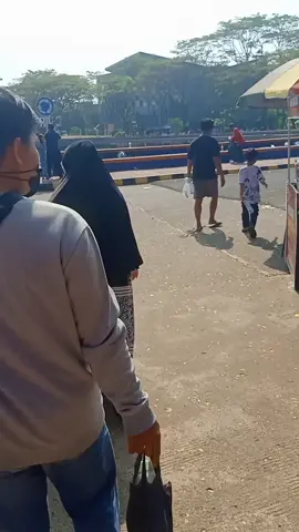 setelah di telusuri pasar pagi PLP Curug ini banyak banget penjual dan barang dagangannya yang bikin bingung buat milih ada juga yang lari dan senam disini #plpcurug #qualitytime #jalanjalan #weekend #barengbestie 