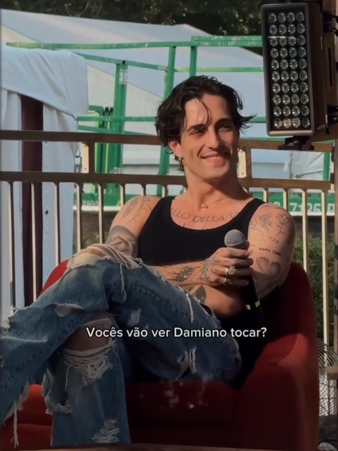 Uma pequena entrevista do Damiano no Lollapalooza Chicago ✨❤️‍🔥 📽️ cauepaciornik  #damianodavid #show #fyp #viral #maneskin #capcut #foryou #foryoupage @Damiano David 