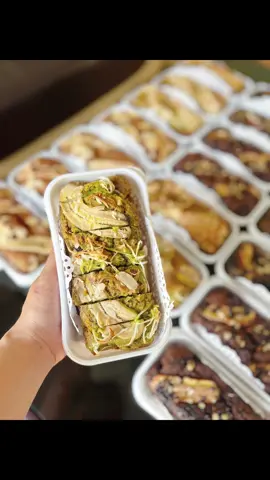 🍌 yến mạch   : TO 75k ;  #KHÔNG_ĐƯỜNG  🌴 Cốm Dừa  🍵 Matcha : Socoola / Dừa Hạnh Nhân 🥕 Nguyên Cám : Socoola / Mix Hạt 🧀 Bánh chuối Phomai : 115k/ổ ( ♥️ Lưu ý : trong bánh phomai có 8g đường) 🍌🍌🍌 Bánh chuối yến mạch . Không đường Món bánh ngọt tự nhiên hoàn toàn từ chuối chín , ít calo. • Phù hợp người ăn kiêng, eat clean, người tập Gym, tiểu đường lẫn các bé nhỏ. 👌 hợp làm bữa sáng, bữa xế, ăn vặt lành mạnh.  - Giúp no lâu mà không làm đầy bụng.   #banhchuoihealthy #banhchuoikhongduong #banhchuoinguyencam #banhchuoiyenmach