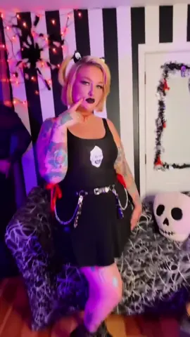Throwback to working with @bowsbysamantharose  Wearing her amazing Terrifier top and scrunchies. She made the freakin rug!!! She’s incredible!!! Go follow her and buy her goodies!  #horror #terrifer #spooky #goth #handmade 