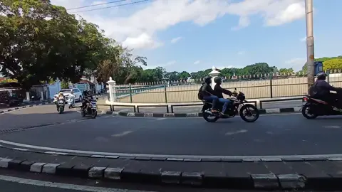 Ada apa dengan Jogja ? dulu hampir setiap hari kulewati jalan ini, tuk mengais rupiah. Lokasi : Alun-alun Lor Yogyakarta #CapCut #expresikandengancapcut #alunalunloryogya #kenangandijogja #jogjakarta #yogyakarta 