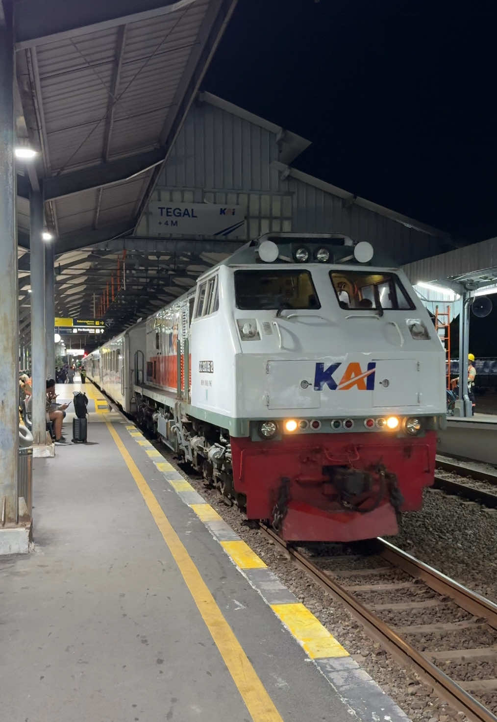Kereta api menoreh tujuan pasar senen jakarta tiba di jalur satu stasiun tegal. Lokomotif racing sprinter cc203 95 12 #keretaapikita #kai121 #cc206 #lokomotif #sukakereta #sukakereta #sukakereta #railfans #railfansindonesia #fyp #latepost #cintakereta #keretaapi #keretaapiindonesia #cc201 #cc203 #trains #trainspotting #transportation#railways #trend #viral #videokereta #kamenoreh 