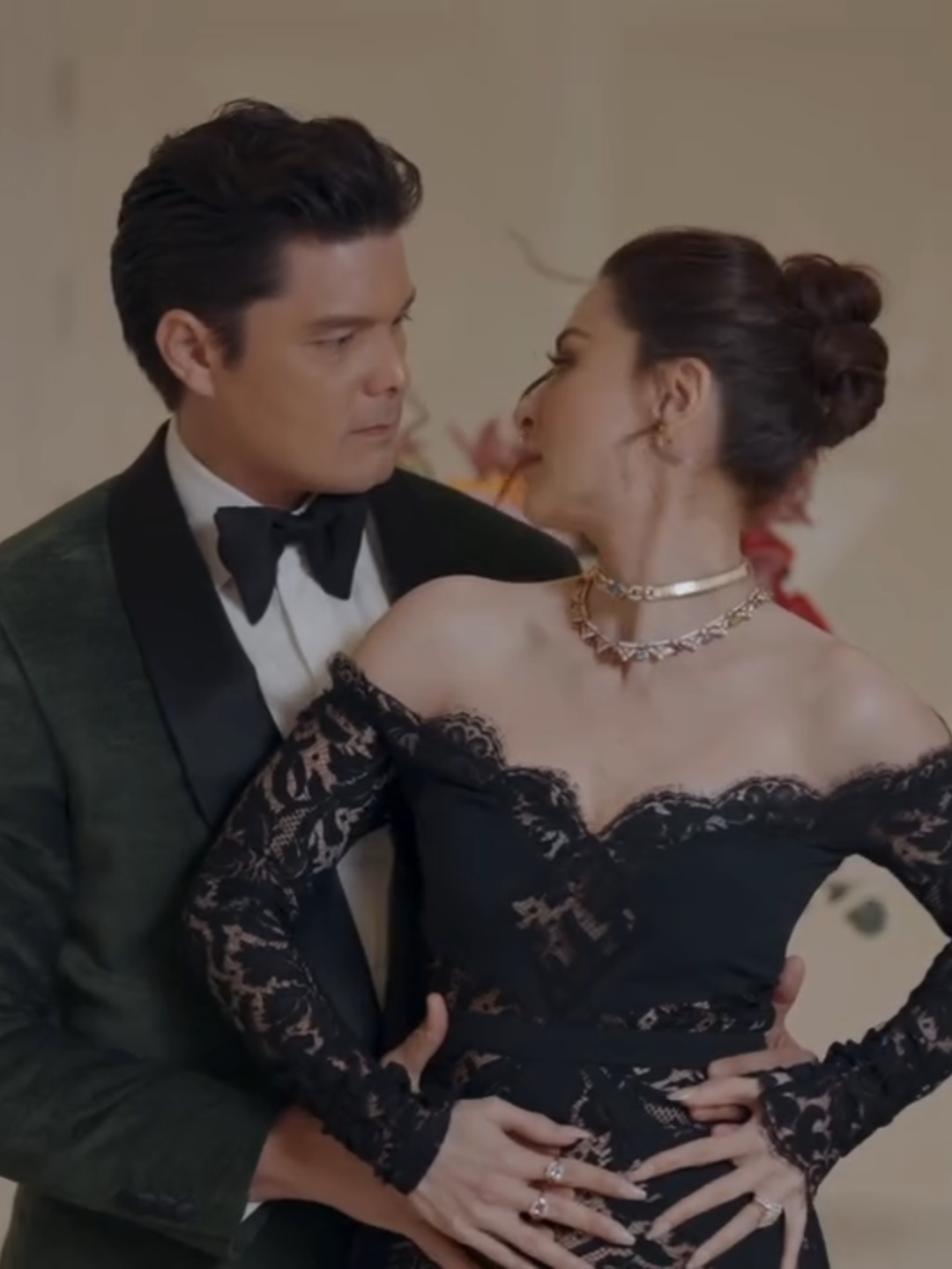 SO GOOD DONGYAN 👏 From glam looks to good vibes, Kapuso Primetime King and Queen Dingdong Dantes and Marian Rivera brought the perfect mix of style and humor in a fun and stylish video for #GMAGala2025. Courtesy: Dingdong Dantes, Marian Rivera/Instagram #GMAIntegratedNews