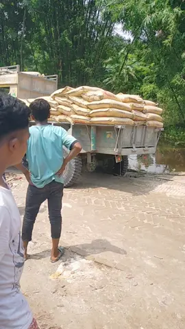 #মালেরহাট রাস্তা ভাঙ্গর কারণে গাড়িটি পড়ে গেল তাকে বারবার মানা করছি এদিক দিয়া যাইয়েন না গায়েটি পড়ে যাবে তারপরও শুনে নাই এখন আর কিছু বলার নাই আপনারাই বলে যান 🙄😥🙄😥@𝕿ᥲᥒ᥎іr 𝕴sᥣᥲm 