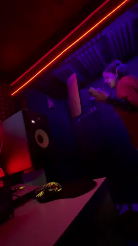 @Zully @zull viene musica 🎹 #zully #gatchurras😺💘 