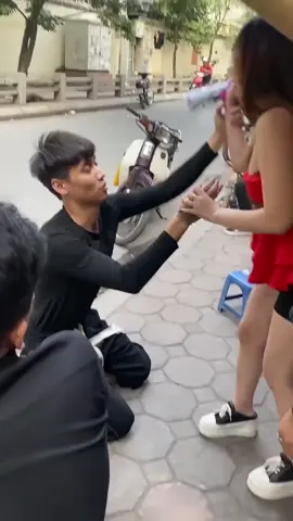 Thằng em làm mất mặt cánh đàn ông quá!