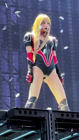 Blackpink - Lisa solo - Thunder - DEADLINE Paris fancam1 #blackpink #deadline #lisa