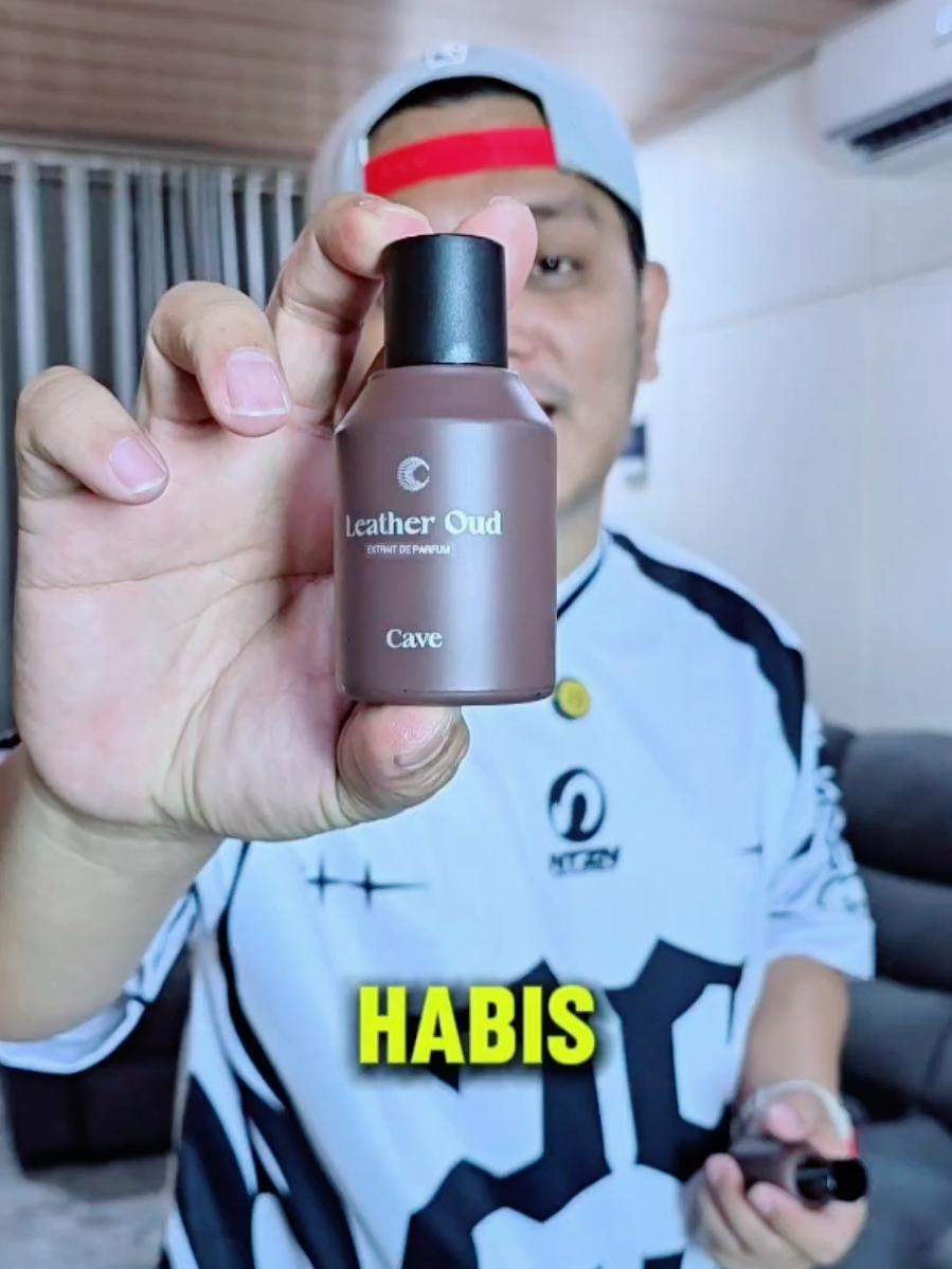 Membalas @akhmad632 Coba cek dikeranjang kiri bawah sapa tahu masih ada. Parfum Cave leather oud wanginya mewah dan juga bertahan, cek keranjang kiri bawah sekarang #caveleatheroud #parfumcave 