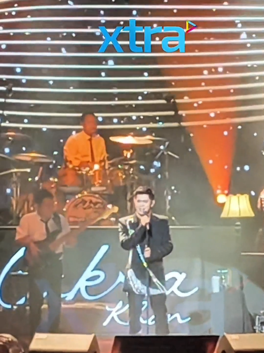 Konsert Divine oleh Cakra Khan dalam satu malam, seribu rasa tercipta dengan gabungan bintang hebat seperti Titi DJ, Faizal Lubis,  Marsha Milan, Trio XL & Ade Govinda, semuanya terasa sempurna dari mula sampai akhir ✨🎶 #fyp #xtra #beritaditiktok #sembangentertaiment  #cakrakhan #konsert #divine 