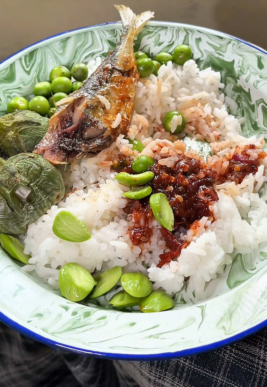 Sambel terasi merah pake ikan peda, terung bulat, leunca, pete behhhh raos pisan euy 😍 #sambelterasimerah #terasimerah #menusederhana #masakanrumahan #bundagaara 