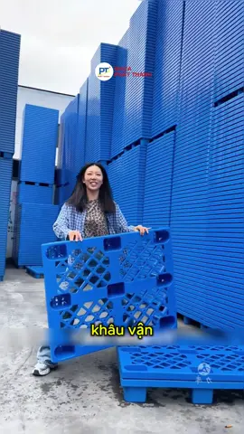 🟩 REVIEW NGƯỜI DÙNG THỰC TẾ: PALLET NHỰA CHÂN CỐC PHÁT THÀNH – BỀN BỈ TRONG TỪNG KHÂU VẬN HÀNH “Tôi từng nghĩ pallet nào cũng như nhau – cho đến khi trải nghiệm pallet chân cốc của Phát Thành…” 📦 Thông tin người dùng Anh Khải – Chủ kho hàng chuyên xuất nhập linh kiện điện tử tại Bình Dương Số lượng pallet đang sử dụng: hơn 200 chiếc Thời gian sử dụng: 18 tháng liên tục, luân chuyển hàng ngày 🎯 Lý do chọn Pallet nhựa chân cốc Phát Thành: Thiết kế chân cốc giúp nâng hàng lên cao, dễ dàng xếp chồng hoặc kết hợp xe nâng. Nhựa HDPE tái sinh loại 1, siêu cứng, siêu bền. Giá thành hợp lý hơn rất nhiều so với pallet mới 100% cùng loại. ✅ Trải nghiệm thực tế – Ưu điểm rõ rệt Không bị nứt gãy dù chở nặng liên tục trên xe nâng. Không bị thấm nước hay mục rỗ như pallet gỗ. Tiết kiệm diện tích kho vì dễ chồng tầng. Dễ vệ sinh, không bị bám dầu, bụi công nghiệp. Phù hợp cả kho khô lẫn kho lạnh. “Tôi từng đổi 3 đơn vị pallet vì chất lượng kém. Nhưng sau khi dùng pallet Phát Thành chân cốc, tôi đã mua thêm hơn 100 chiếc mà không cần suy nghĩ.” ⚠️ Điểm lưu ý (nhược điểm nhỏ): Vì làm từ nhựa đúc liền khối nên không linh hoạt trong các không gian quá nhỏ hẹp. Tải trọng tĩnh & động nên được kiểm tra đúng khuyến nghị của hãng. 💬 Kết luận người dùng: “Tôi không còn đau đầu vì pallet bị gãy giữa ca làm. Đầu tư vào Pallet Phát Thành tuy ban đầu hơi cao hơn pallet nhựa trôi nổi, nhưng về lâu dài rõ ràng tiết kiệm hơn rất nhiều.” — Anh Khải, kho hàng linh kiện BD #palletnhualotsan #palletnhuabinhduong #banpalletnhua #palletnhua1000x600x100mm #palletnhua1000x600x35mm #palletnhuacu #palletgiare #palletchongtran #palletnhuacu #palletnhua