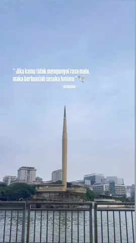 NASIHAT PENTINGNYA RASA MALU 🌱 1. Malu Bukan Sekadar Perasaan. Ia Tanda Kesedaran Rasa malu yang sebenar bukan sekadar malu depan orang tapi: 	•	Malu dengan Allah bila buat dosa. 	•	Malu dengan diri sendiri bila tahu salah tapi masih ulang. 	•	Malu dengan orang baik sebab kita tahu kita belum jadi seperti mereka. 🧼 2. Malu Jadi Pencetus Muhasabah Diri Kalau kita pernah fikir: 	•	“Aku malu sebab belum solat penuh.” 	•	“Aku malu sebab aurat tak jaga.” 	•	“Aku malu sebab cakap kasar depan mak ayah.” ➡️ Maka gunakan rasa malu itu sebagai ‘alarm’ untuk berubah. Bukan untuk putus asa tapi untuk mula langkah baru. 🛠️ 3. Jadikan Malu Sebagai Cerminan Diri Tanya diri: 	•	“Kalau orang lain buat apa yang aku buat, aku selesa tengok?” 	•	“Kalau Allah tunjuk segala amalku pada orang ramai, adakah aku masih tenang?” ➡️ Soalan-soalan begini lahir dari rasa malu dan itulah titik mula untuk bertaubat dan lakukan perubahan. 🧕 4. Perbaiki Diri Dalam Diam dengan Malu Yang Halus Tak perlu tunggu orang tegur. Tak perlu tunggu kena malu depan orang. ➡️ Cukuplah bila hati sendiri bisik: “Aku tahu ini salah. Aku tak nak teruskan. Cukuplah.” Dan itu dah cukup untuk Allah sayang. 🤲 5. Rasa Malu = Jalan Kembali Kepada Allah Malu akan bawa kita untuk: 	•	Solat lebih khusyuk 	•	Kurangkan dosa terang-terangan 	•	Tutup aurat dengan lebih sempurna 	•	Jaga adab dan lidah 	•	Hormat ibu bapa, guru dan orang tua ➡️ Semua ini bukan sekadar perubahan luaran tapi pembersihan jiwa dari dalam. SEBELUM MELAKUKAN SESUATU, FIKIR DAHULU SEBELUM BERTINDAK. GUD LUCK ‼️ #malu #islam #jiwa #muslim #tenang 