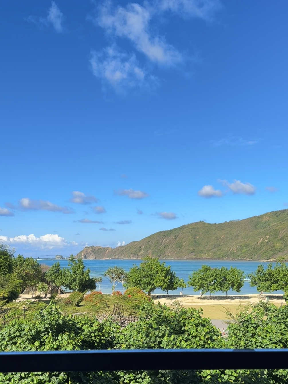 Breakfast with a view 😍 #kutamandalika #kutalombok #rajahotelkutamandalika #beach #nature #lombokisland 
