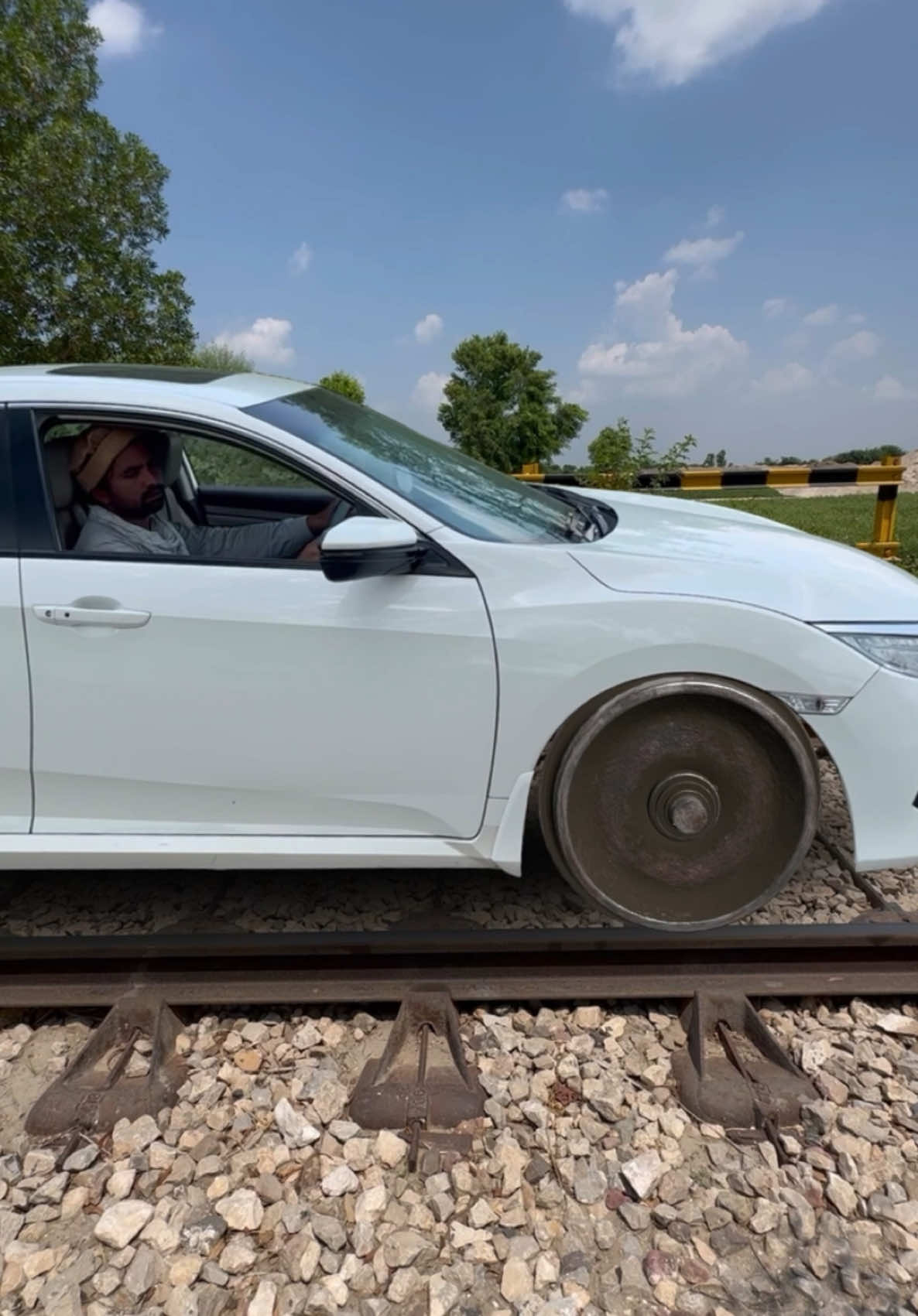 Train Ki Jgha Car Ny Ly Li😲🤣 part 1 #crazytv #usafunnyvideo #uktiktokvideo 