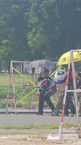 ôm nhiều tình yêu thương quá lắc lắc cái đầu ngoảnh lại nữa chớ =)))) trông ngố thiệt #CAPTAINBOY #hoangducduy #cuucocanh  cre: ngthanh57