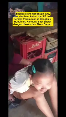 Remaja Perempuan di Bengkulu Diduga Bunuh Ibu Kandung Saat Salat dengan Ulekan dan Pisau Dapur Bengkulu – Sebuah tragedi memilukan terjadi di Kota Bengkulu, Sabtu (2/8/2025) siang. Seorang remaja perempuan berinisial NR (18) diduga menghabisi nyawa ibu kandungnya sendiri, YT (49), saat sang ibu tengah melaksanakan salat Dzuhur. #beritaviral #tragediberdarah #bengkulu