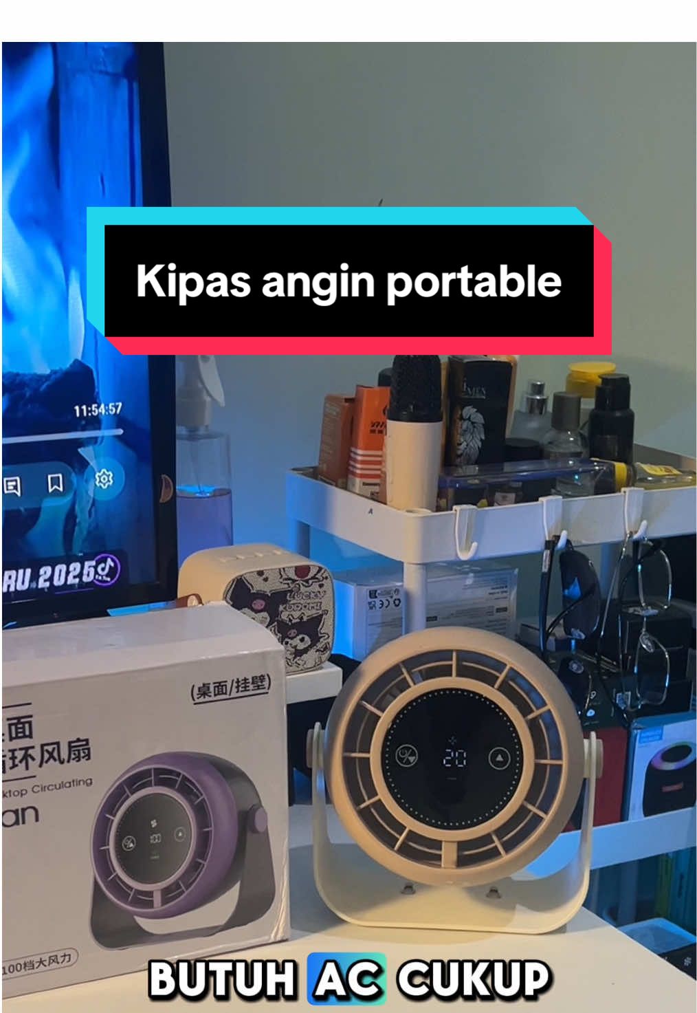 “Pernah ngerasa kipas di rumah nggak ngaruh apa-apa? Kipas ini kecil, tapi ANGINNYA kayak AC — tanpa suara, tanpa ribet, dan pastinya… lebih adem dari eks kamu. 😌 Cocok buat yang kerja di kamar, belajar, atau tidur siang yang butuh ketenangan. Mau ngerasain bedanya? Coba aja dulu… klik keranjang kuning. 💛” #ker#keranjangkuningkip#kipasviralkip#kipascanggihmej#mejakantortik#tiktokfindsala#alatrumahviralgad#gadgetsimple  #desksetup 