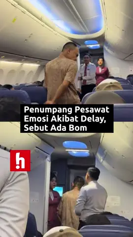 Seorang penumpang Lion Air rute Jakarta–Medan marah karena pesawat delay sebelum lepas landas pada Sabtu (2/8/2025). Dalam video yang beredar, ia mencaci awak kabin dan menantang aparat, bahkan menyebut ada bom.  Akibat ucapannya, seluruh penumpang diturunkan sekitar pukul 19.55 WIB untuk menjalani pemeriksaan ulang. #hebohdotcom #emosi #delay #pesawat #lionair   