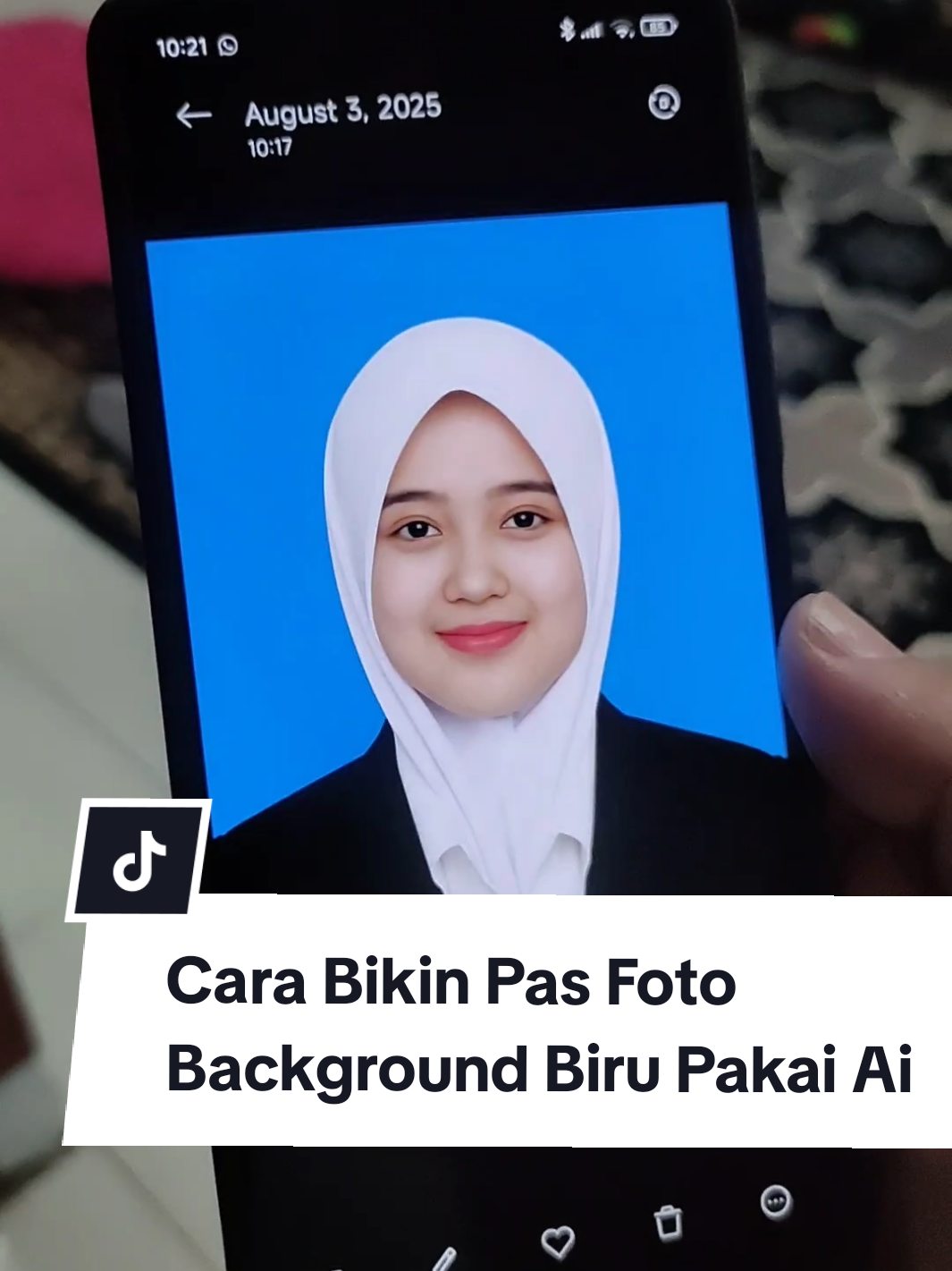 Cara bikin foto profesional background biru dengan jilbab putih dan jas hitam serta kemeja putih tanpa dasi hitam. tutorial ini menggunakan aplikasi ChatGPT yang bisa didownload langsung dari playstore.  Copy prompt ini lalu paste di kolom ChatGPT untuk bikin pas foto background biru: Saya ingin mengubah foto biasa (selfie/foto kasual) menjadi foto close-up formal untuk lamaran kerja di Indonesia, khusus untuk wanita muslimah yang mengenakan jilbab putih dan blazer formal. Foto harus terlihat profesional, rapi, dan sesuai standar korporat. Spesifikasi yang Diperlukan: 1. Penampilan & Busana: Jilbab: Warna putih polos (tanpa motif atau hiasan). Dikenakan dengan rapi di balik kerah kemeja, sehingga bagian kerah dan dada dari blouse putih terlihat jelas. Style simple, tidak terlalu tebal atau menjuntai, dengan lipatan halus dan tidak mengganggu garis leher blazer. Blazer: Warna gelap (hitam, navy, atau abu-abu tua). Potongan formal (single-breasted dengan kancing tertutup). Dipadukan dengan blouse putih berkerah yang tampak dari balik blazer, memberikan kesan rapi dan profesional. 2. Close-up Wajah: Posisi dari dada ke atas (bust-up). Ekspresi wajah: senyum ringan (tidak lebar) atau netral formal. Mata terbuka dan menghadap ke kamera. Makeup natural, dengan kulit tampak halus namun tidak berlebihan. 3. Background: Warna biru polos (#0077BE atau biru langit muda). Tidak ada bayangan kasar atau gradasi yang tidak rapi. 4. Editing & Pencahayaan: Warna kulit natural. Pencahayaan merata di wajah. Jilbab tampak rapi dan tidak berkerut. Pastikan kerah kemeja tetap terlihat dan tidak tertutupi oleh jilbab. 5. Format & Output: Resolusi tinggi (150 dpi). Format PNG dengan rasio 4:3 (untuk dokumen lamaran). Tambahan: Jika foto asli tidak memakai blazer atau jilbab putih, mohon edit digital agar sesuai deskripsi di atas. Jika kualitas foto kurang baik (gelap/buram), beri saran perbaikan terlebih dahulu. Hindari filter atau efek yang membuat foto tampak tidak profesional. Referensi Visual: Seperti foto profil LinkedIn wanita profesional berjilbab. Gaya corporate, anggun, sederhana, dan rapi.