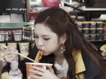 : nhìn chí choé vậy thôi chứ 2 ẻm thương nhau lắm🥺 |edit by: @Cheee🦋🐈‍⬛|  #CHIQUITA #치키타 #canny #rora #chirora #rorachi  #loveyouchiquita #foreverwithchiquita #AlwaysWithChiquita #viral #fyp #risnae🤍 #clg★ 